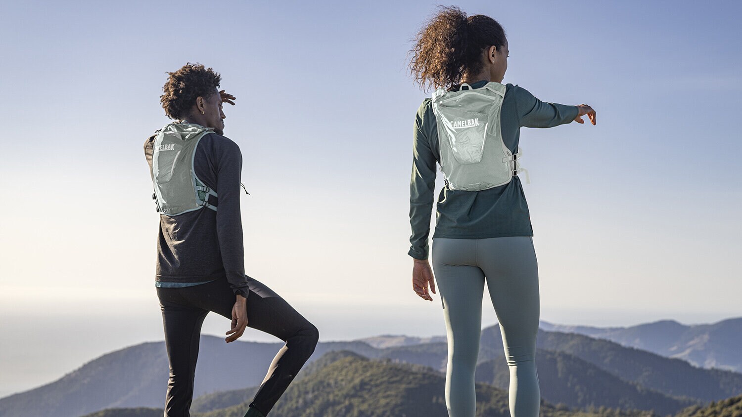 https://www.camelbakshop.dk/pub_docs/files/Lping/20220314_CAMELBAK_RH_11801_BlueSurf_SkyGray.jpg